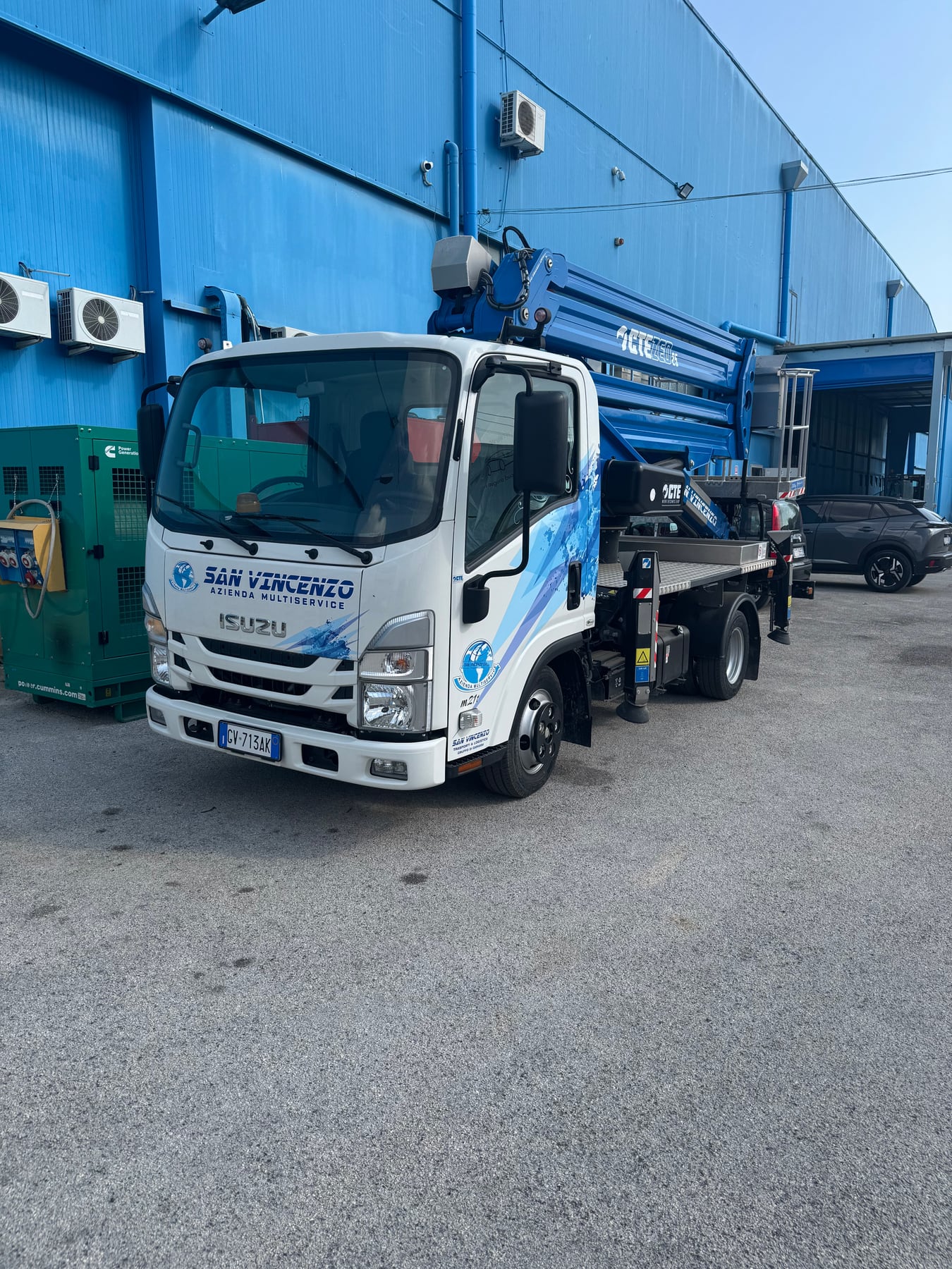 Piattaforma aerea autocarrata