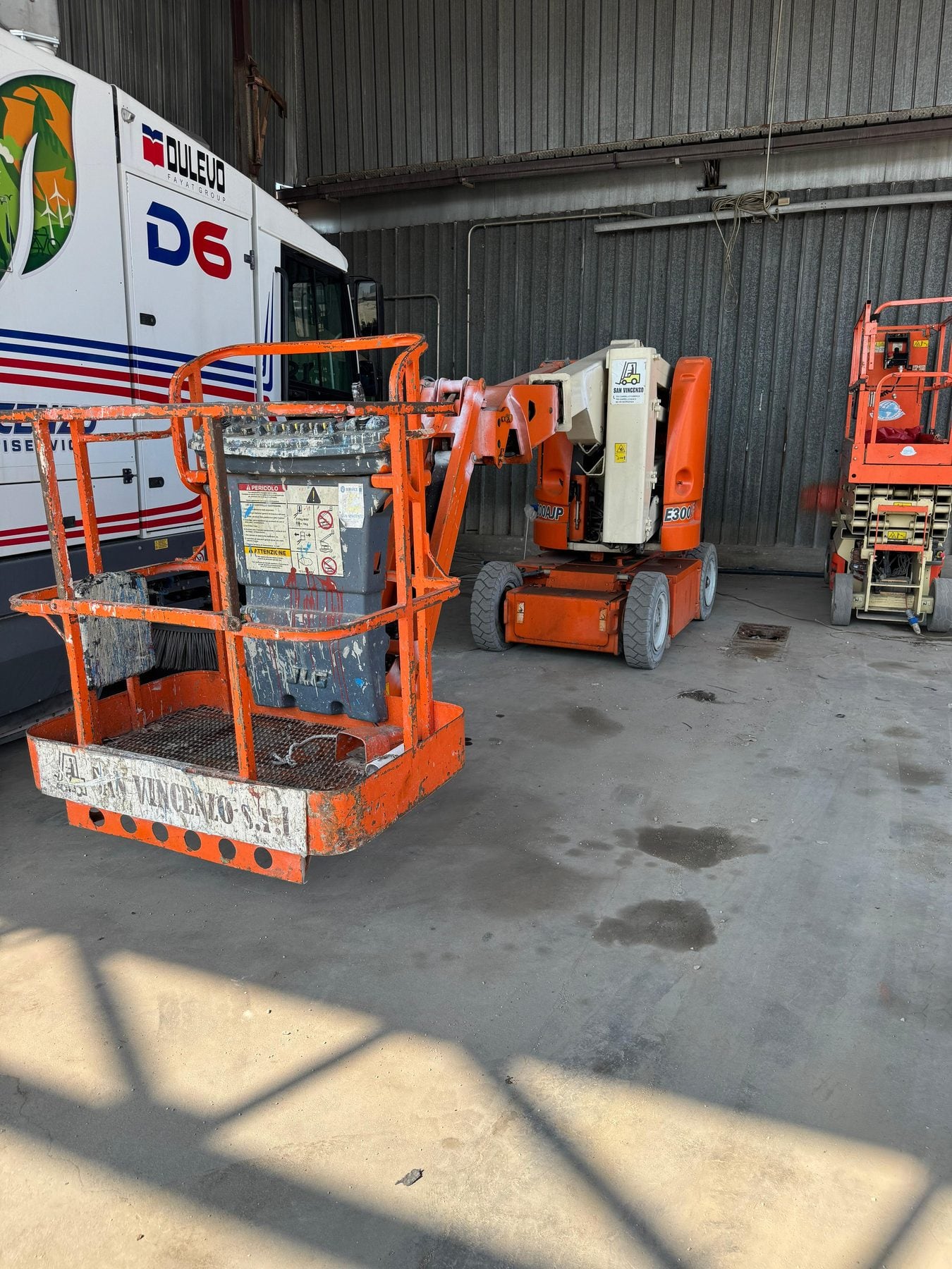 Piattaforma aerea semovente a braccio articolato JLG E300