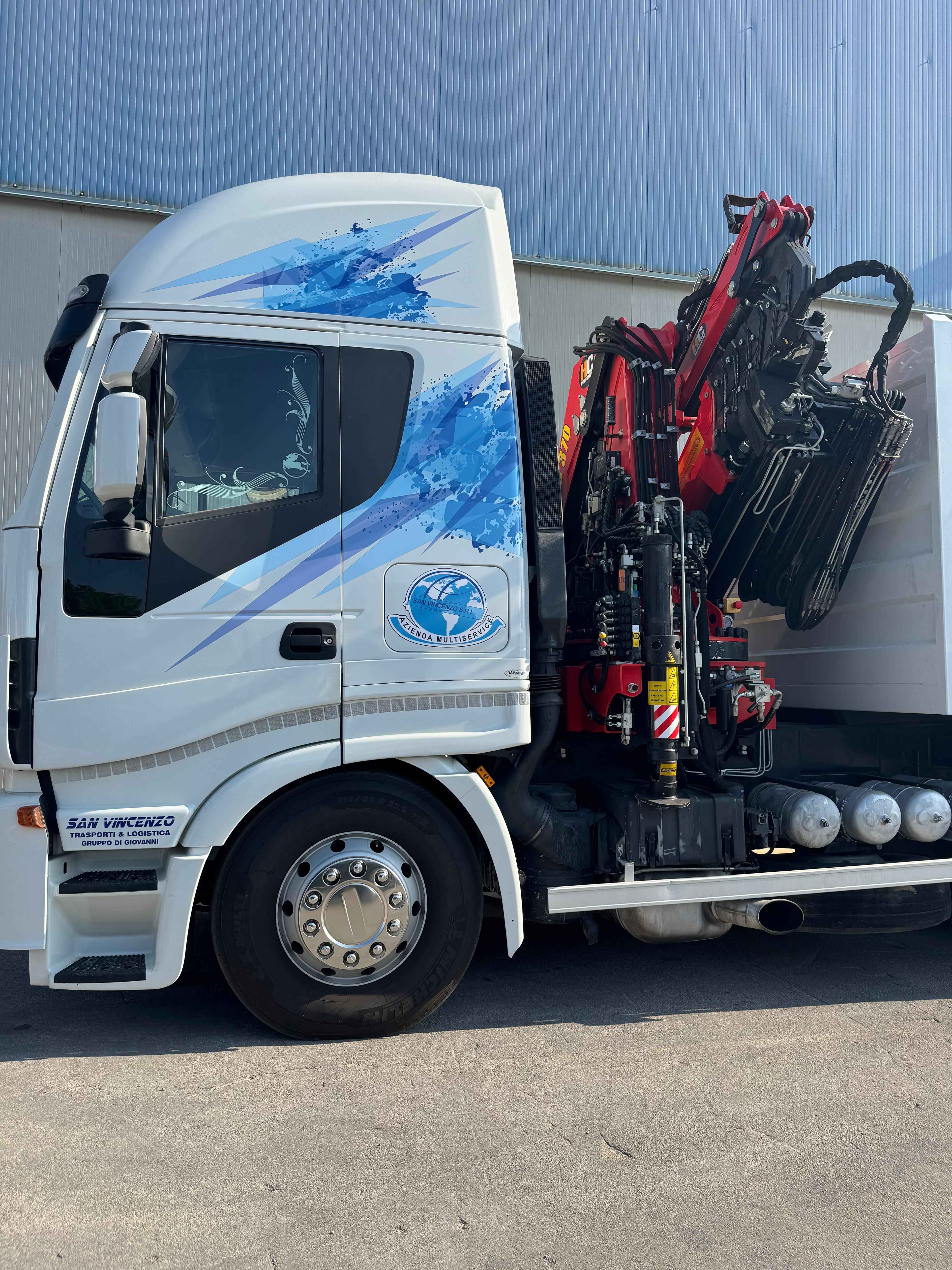 Autocarro con gru retrocabina