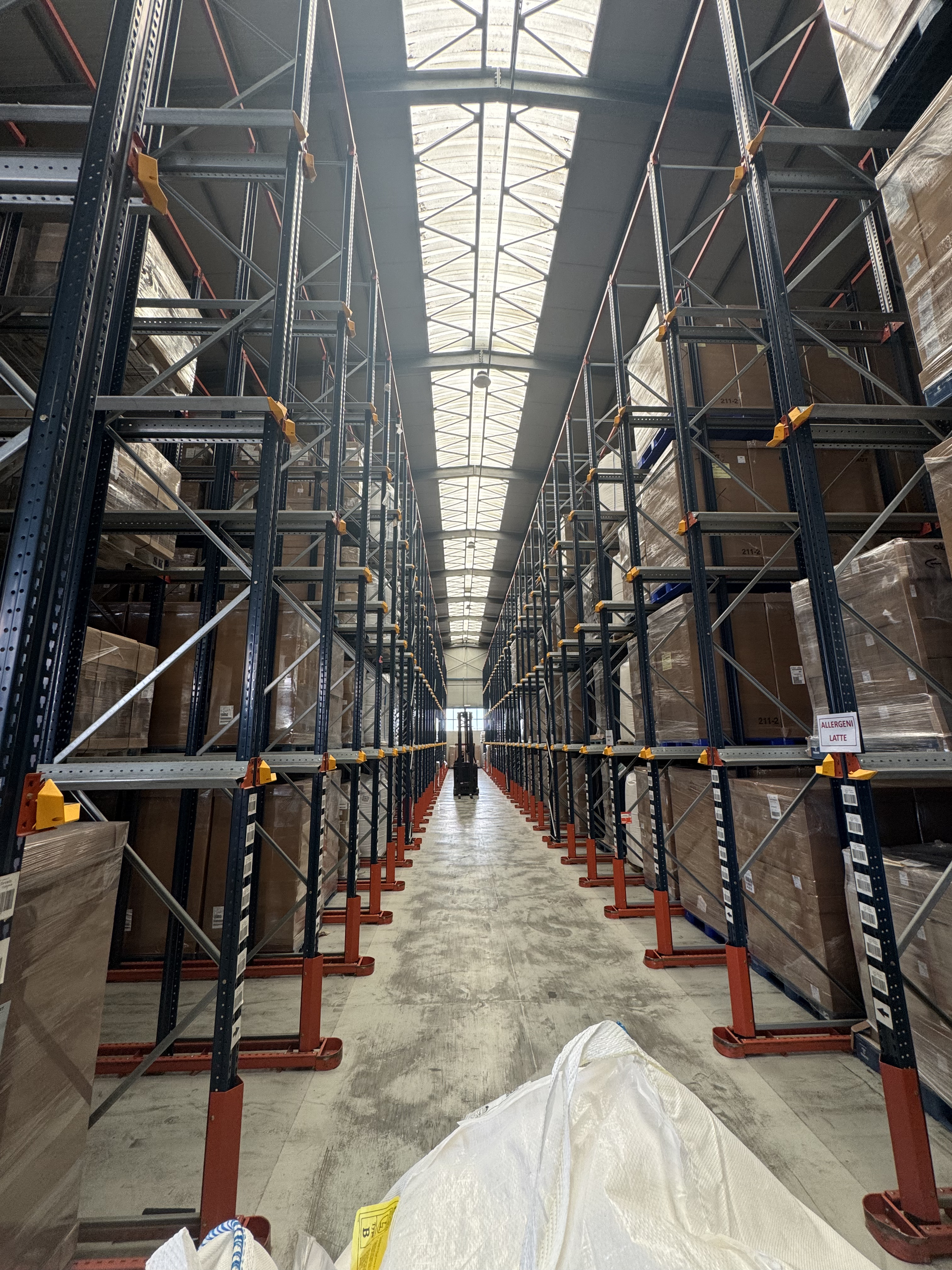 Magazzino operativo con carrelli