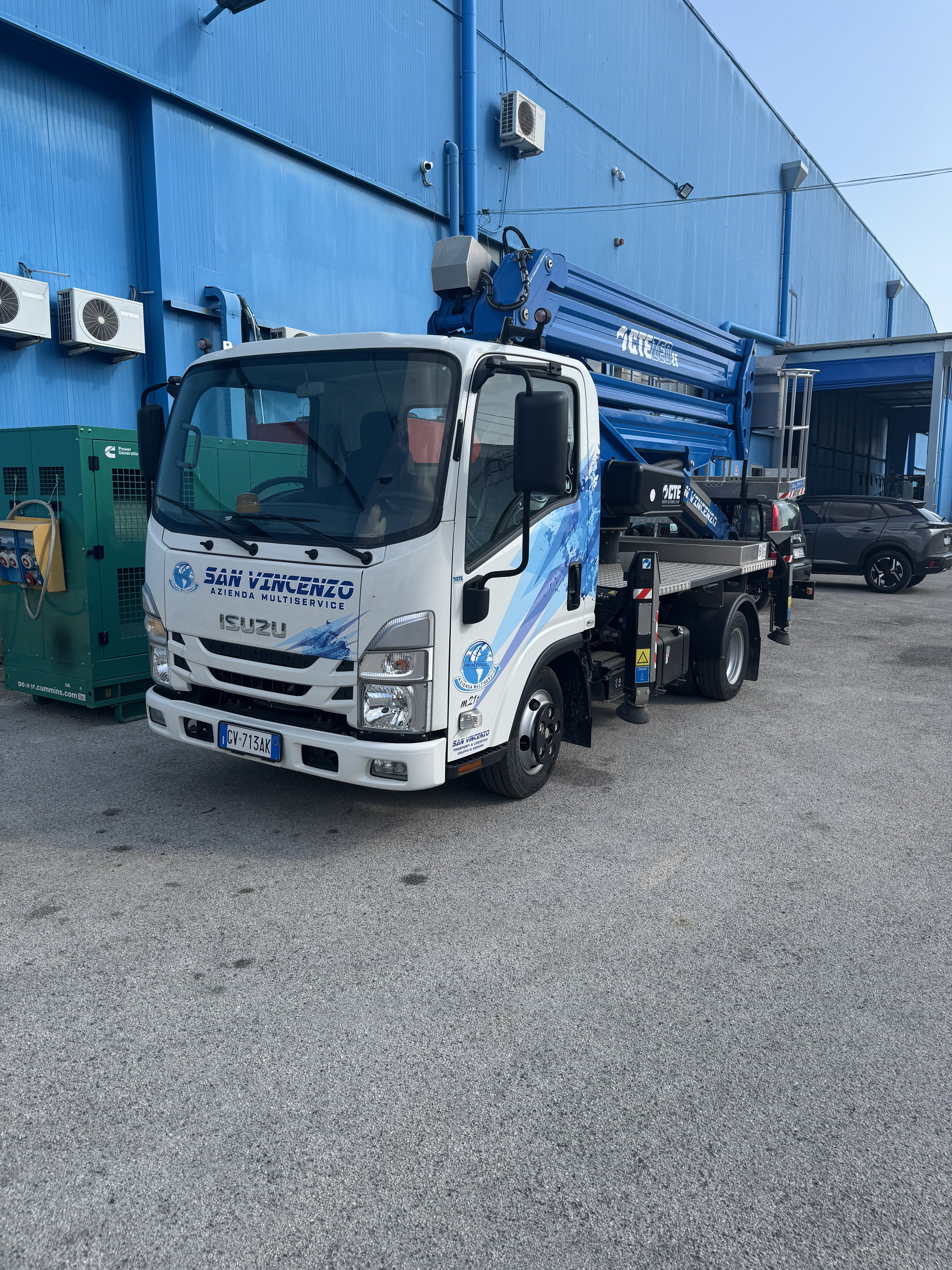 Piattaforma aerea autocarrata