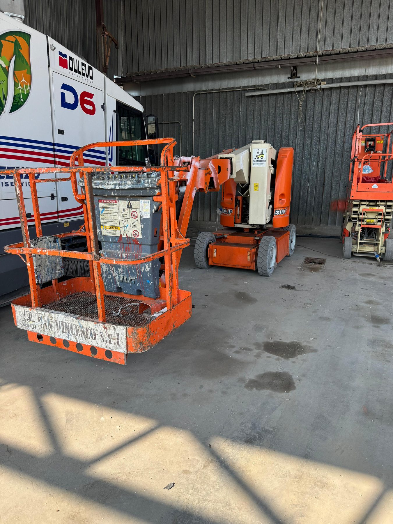 Piattaforma aerea semovente a braccio articolato JLG E300