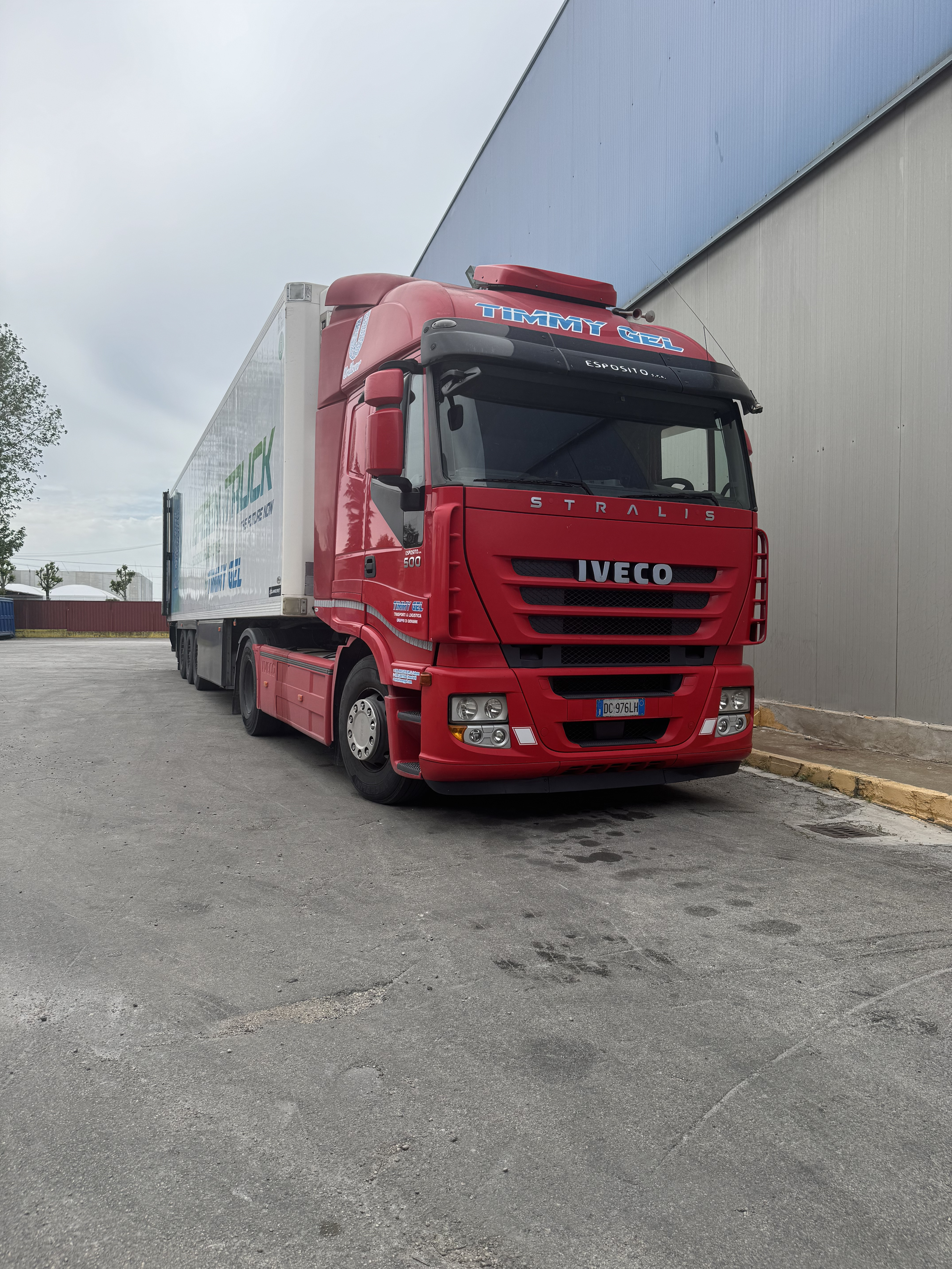 Trattore stradale con semirimorchio